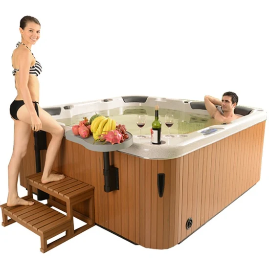 Открытая гидромассажная ванна с гидромассажем для 4 человек.